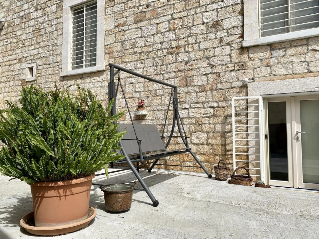 historic residence, surrounded by greenery, suitable for couples, relaxation guaranteed-Dimora Dalia