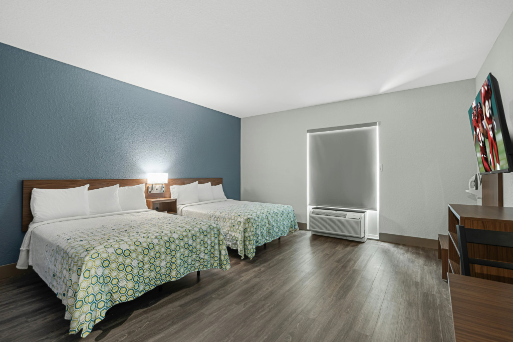 HomeTowne Studios by Red Roof Bradenton
