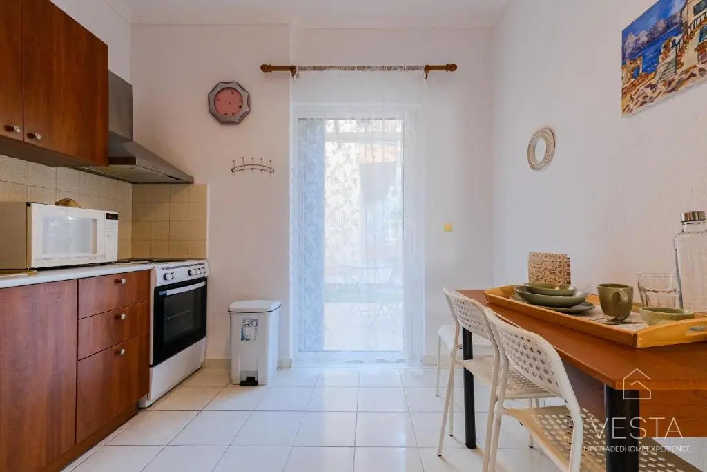 Waterlily 3-bedroom Maisonette, 75m to sandy beach