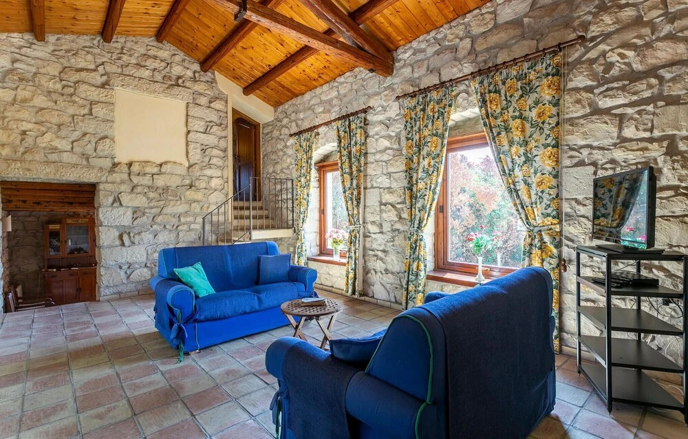 Awesome Home in Ragusa With 5 Bedrooms, Wifi and Private Swimming Pool