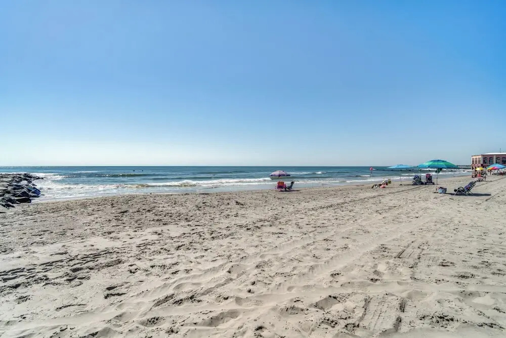 <1 Mi to Boardwalk & Beach Access: Ocean City Apt!