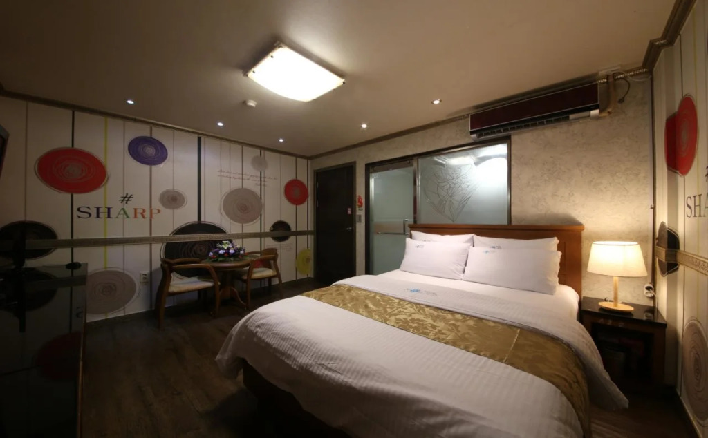 Sharp Hotel