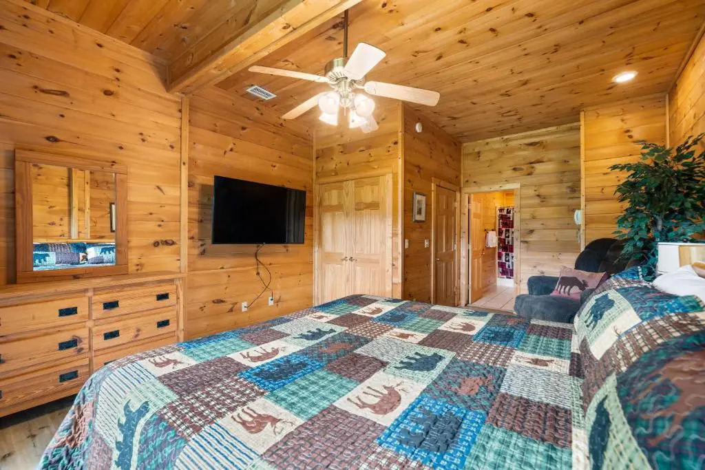 Mountain view 5 bdrm Gatlinburg Cabin near downtown Arts