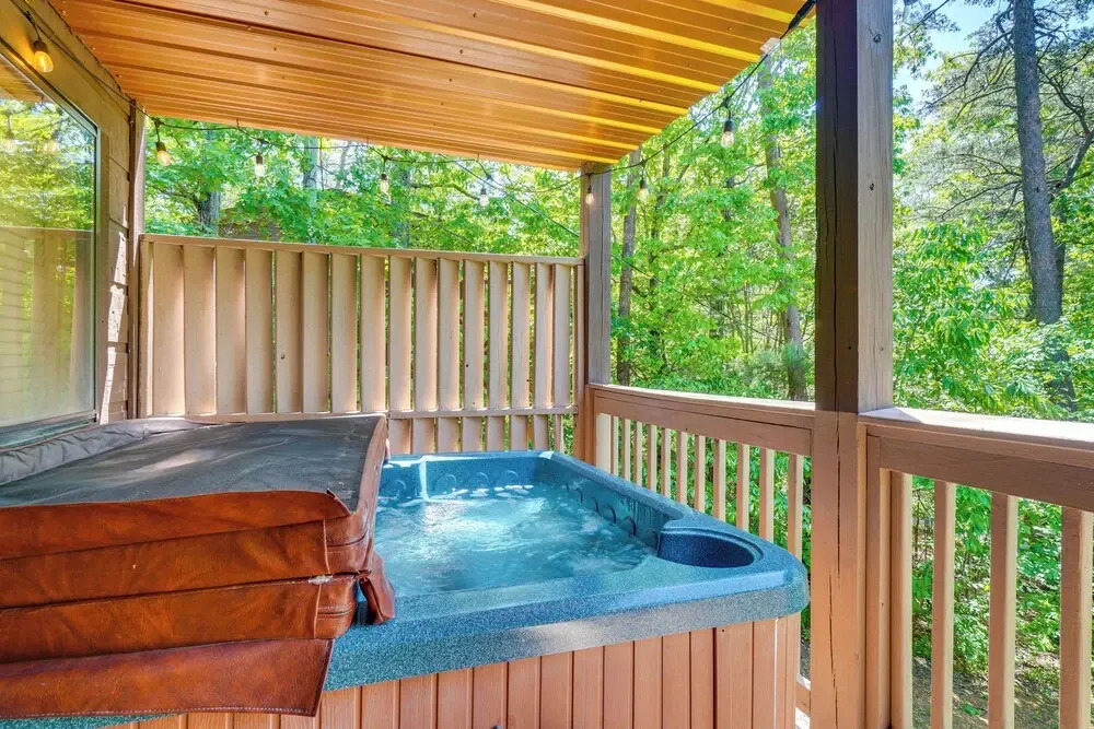 Sevierville Cabin w/ Hot Tub: 5 Mi to Pigeon Forge