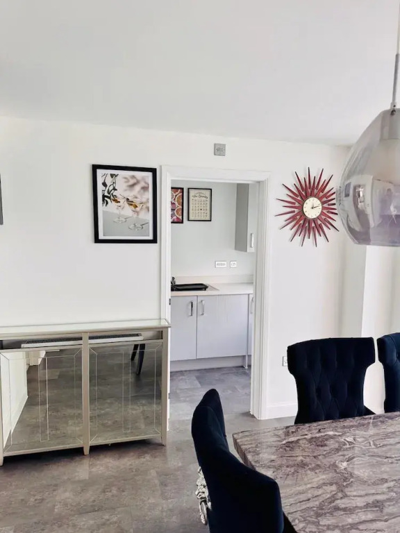 Luxurious Majestic 4 Bedroom- Free Parking