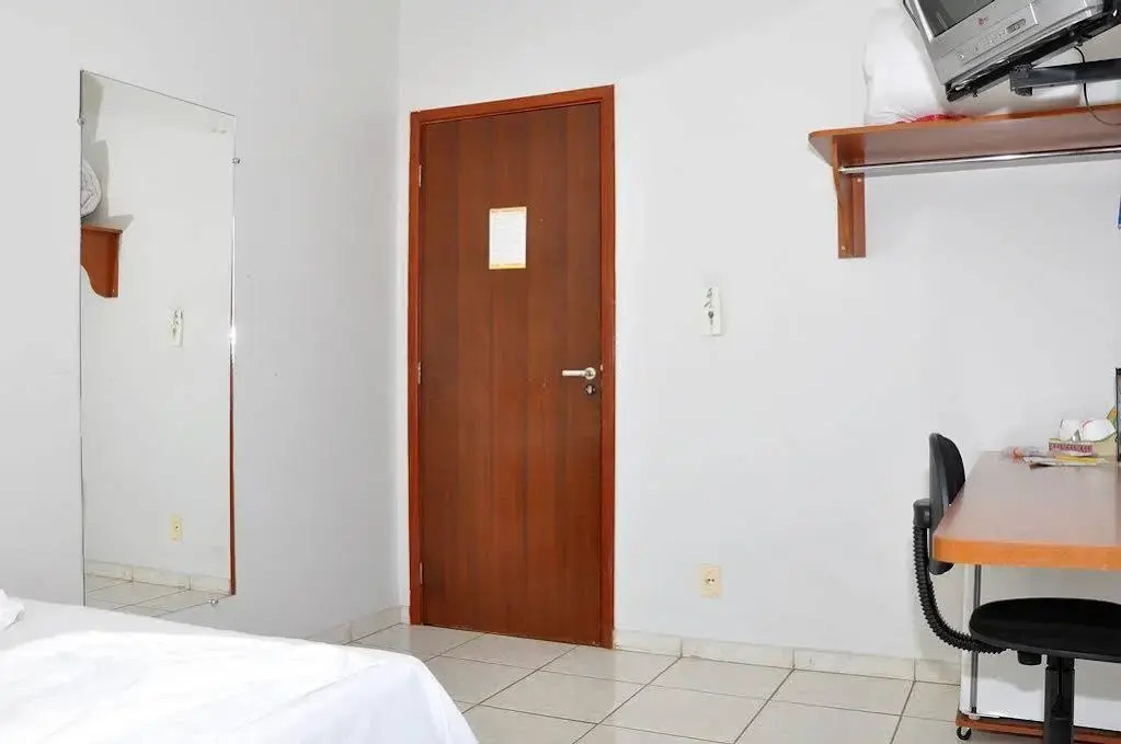 Hotel Carolina 2 - próximo a Universidade de Uberaba uniube - ao Aeroporto Fórum De uberaba - hospital Mario Palmeirio ao Hospital São Marcos e hospital Regional