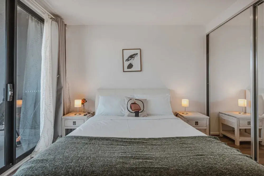 Lonsdale St 1-bed Unit With Study Area and Parking