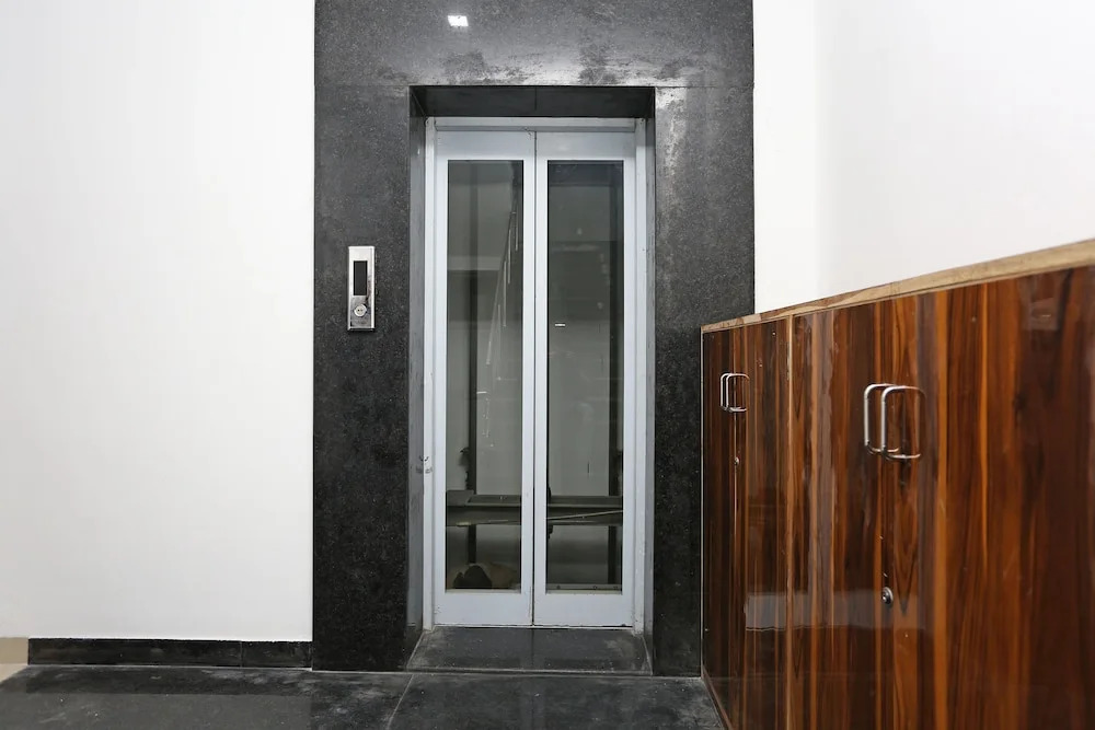 OYO 10718 White Oak Hotel