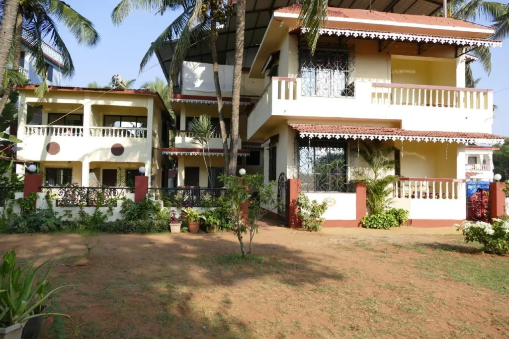 SHANUS SEASIDE INN - A Family-Run Guesthouse just 100 metres from Candolim Beach