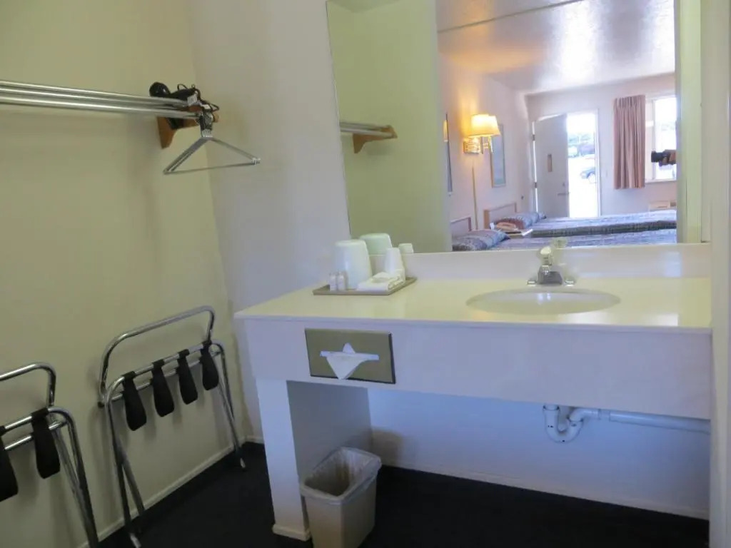 Four Corners Inn