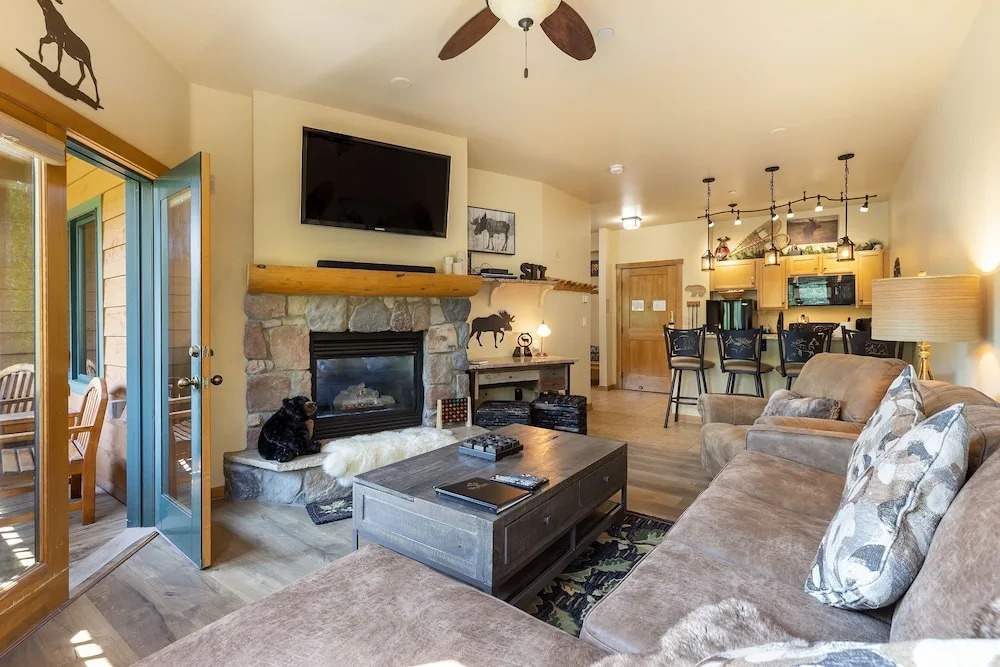 8115 Arapahoe Lodge 1 Bedroom Condo by RedAwning