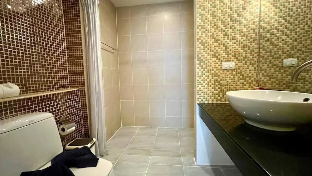 6-32 - 1 Bdr Condo With Balcony and Shared Pool