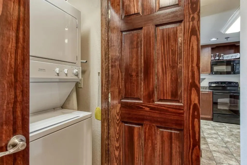 Gorgeous 2BD 2BTH Condo with Mountain Views Pool Hot Tub Game Room Close to Parkway