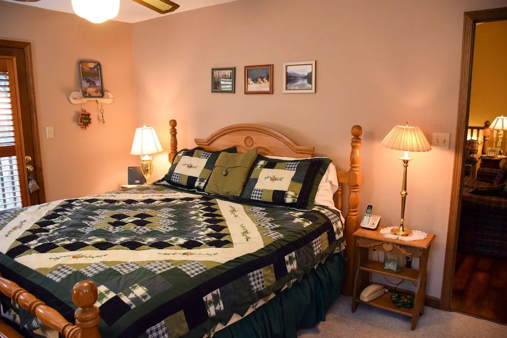 BOUNDARY HAVEN - 3 Br Cabin