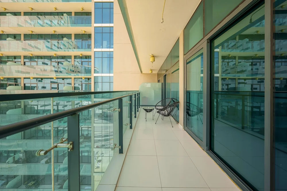 Tanin - Apartment Amidst Lively Area With Pool and Balcony