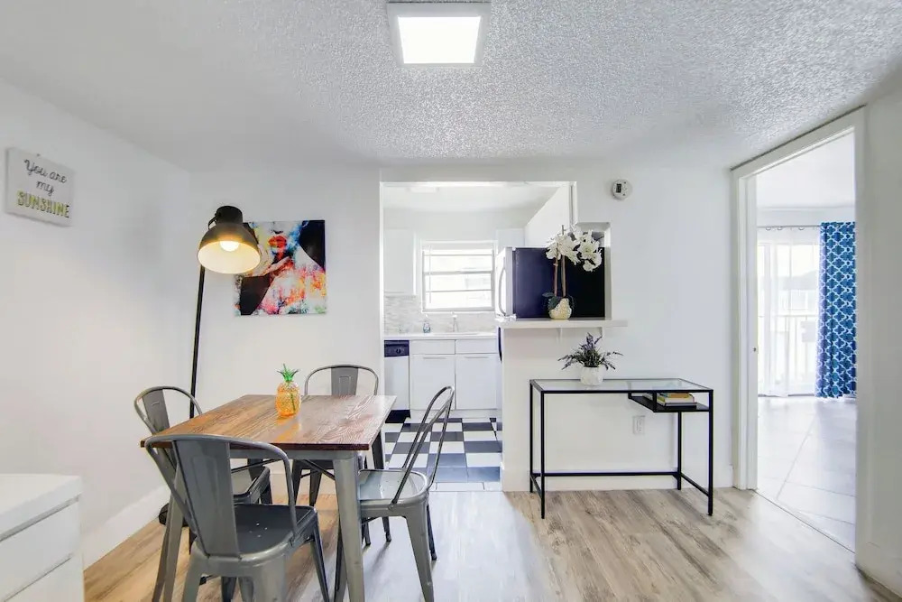 Collins 2 Bedroom with Free Parking by Deco 305