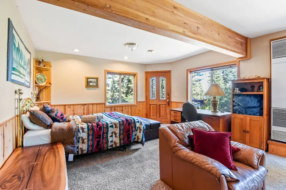 Lakeview Pine Haven: Hot Tub, Near Skiing & Beach 5 Bedroom Home