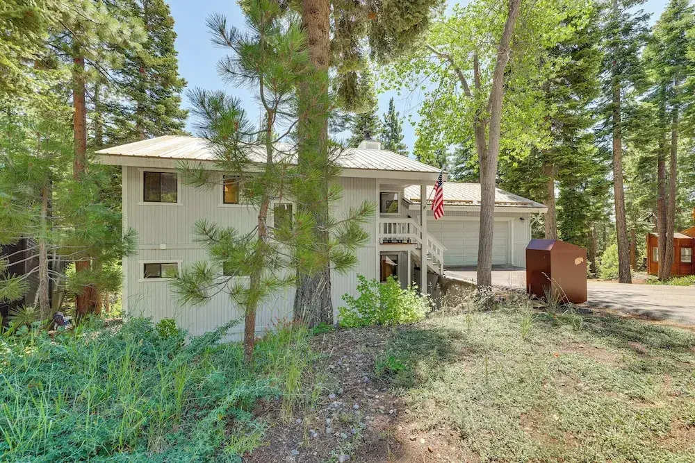 3 Mi to Lake Tahoe: Forest-view Sanctuary w/ Deck!