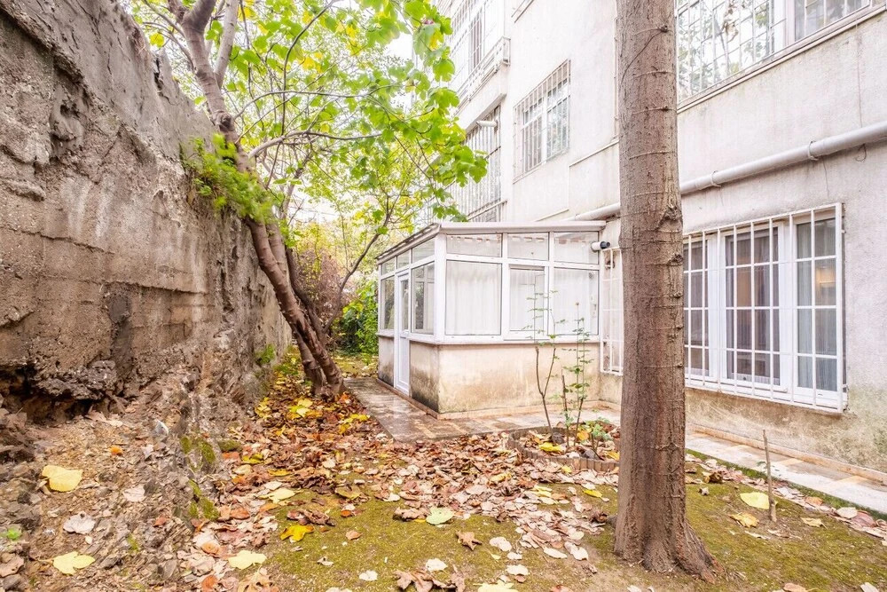 Vibrant Flat Close to Zorlu Center With Backyard