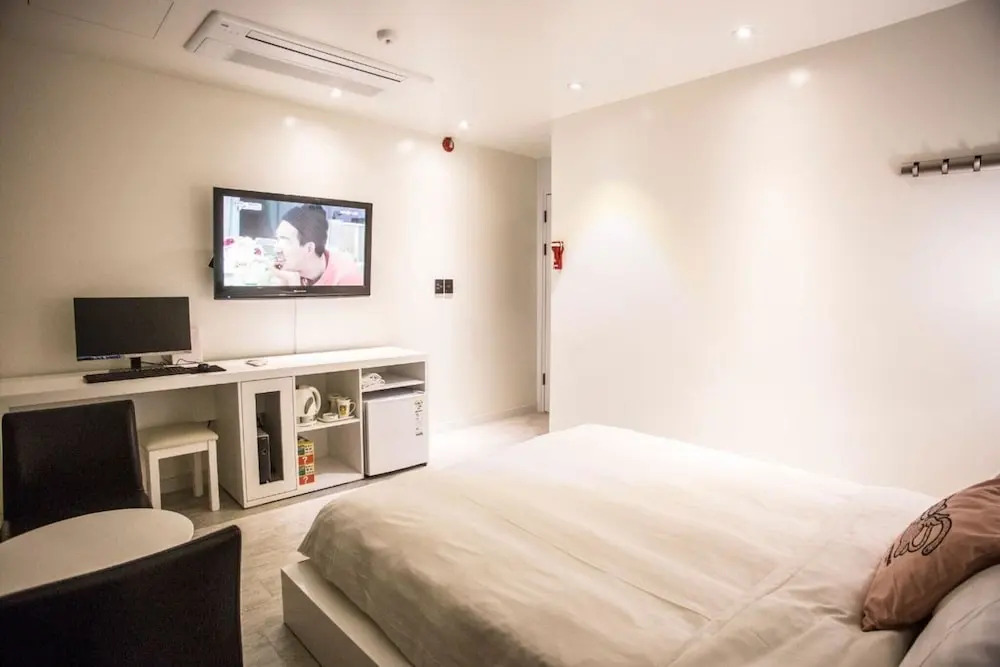 Jeonju Deokjindong Pin and Fit House