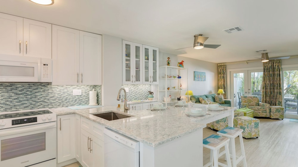 Bahamian Reed by Avantstay Walk to Everything! w/ Community Pool Month Long Stays Only