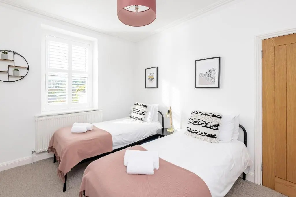 Modern & Spacious 2 Bedroom Maisonette