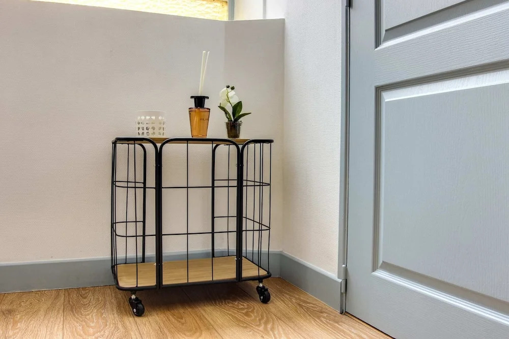 Beautiful Flat Fits 2 in Jules Ferry