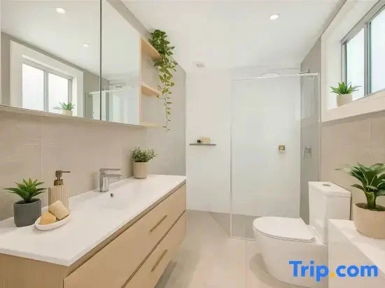 Stylish 4BR City Retreat Walk to CBD & Opera House