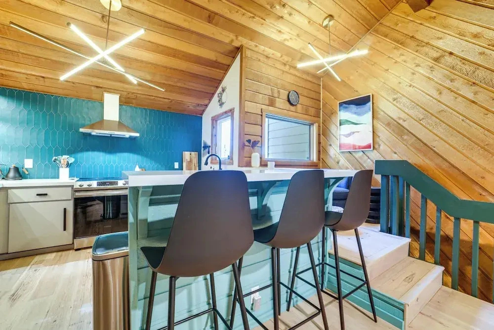 2 Mi to Eagle Lodge! Multi-level Haven w/ Hot Tub