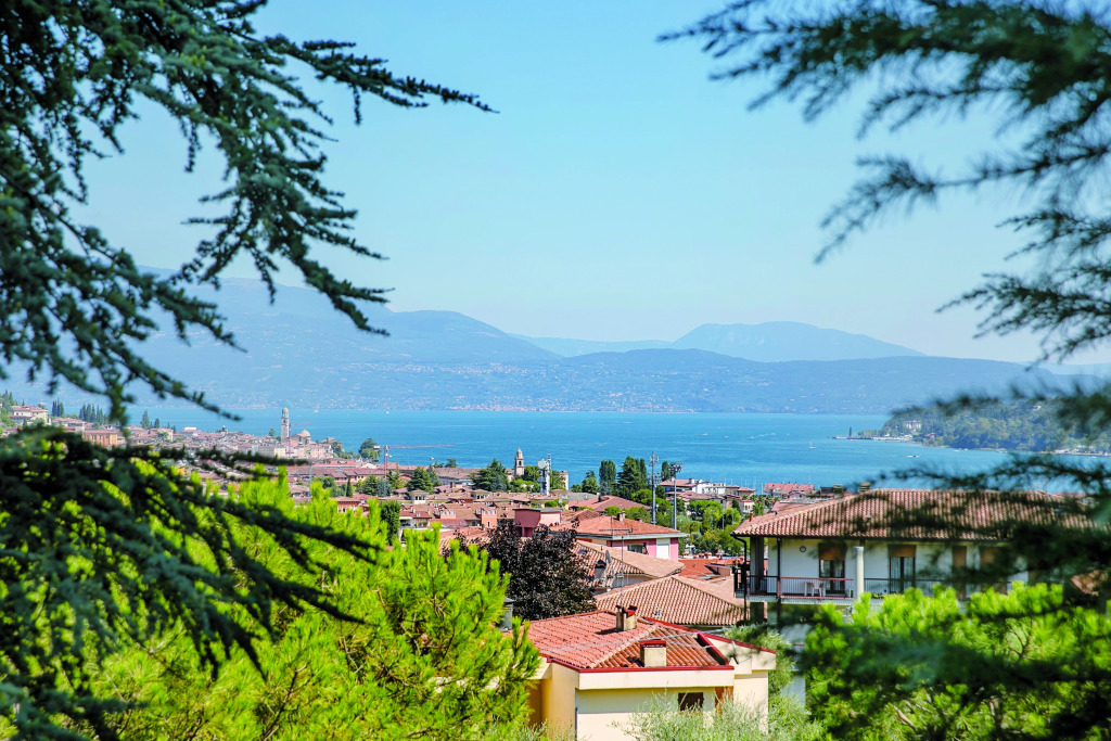 Villa Alberti 900m from Garda lake with Garden