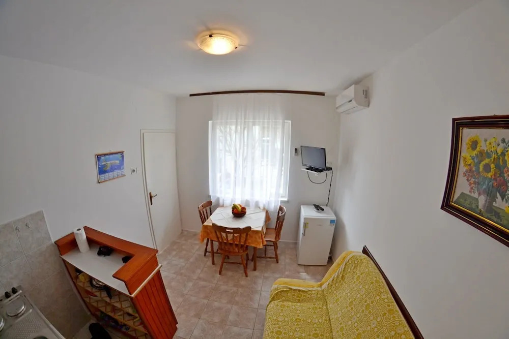 Apartment and Rooms Ruža