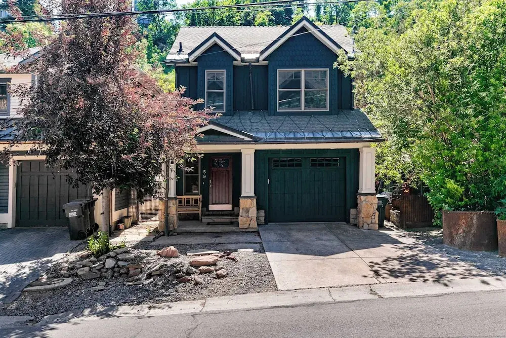 Red Hawk by AvantStay Charming Cabin w Theatre Spa 5mins to Deer Valley Mtn