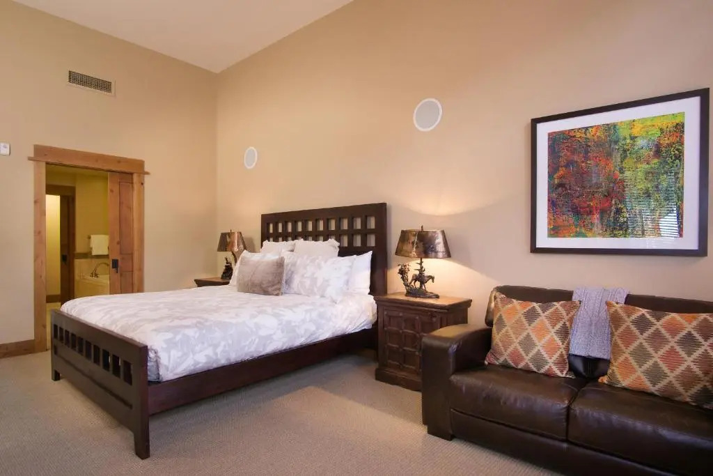 2 Bedrooms w/ Large Loft + 2.5 Baths