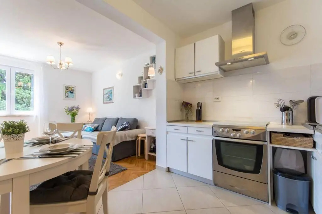 Flora three bedroom apartment. Near beach