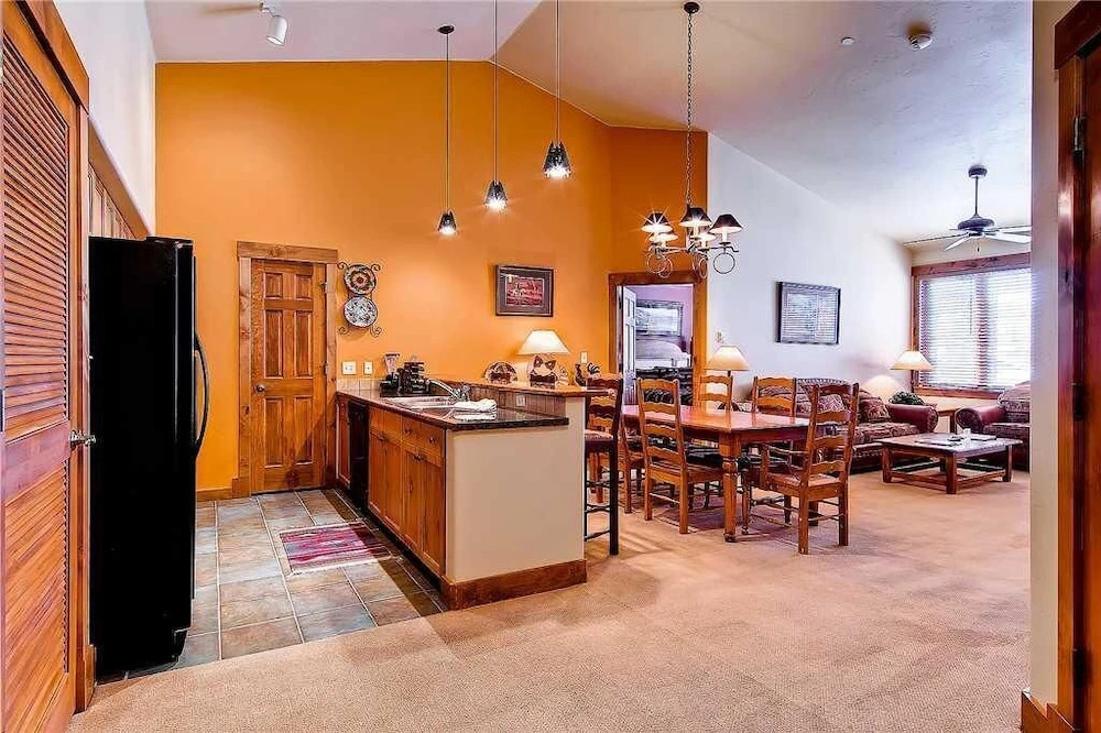 Tl2301 Great Location, Top Floor, Beautiful Decor! Winter Specials!