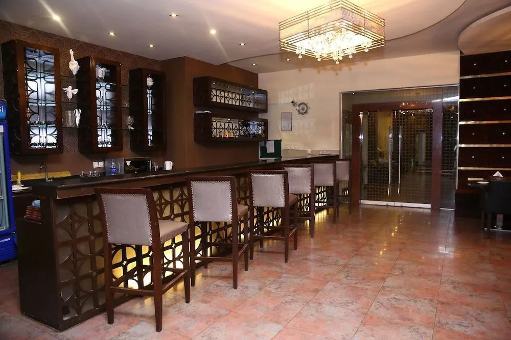 Safari Club 1