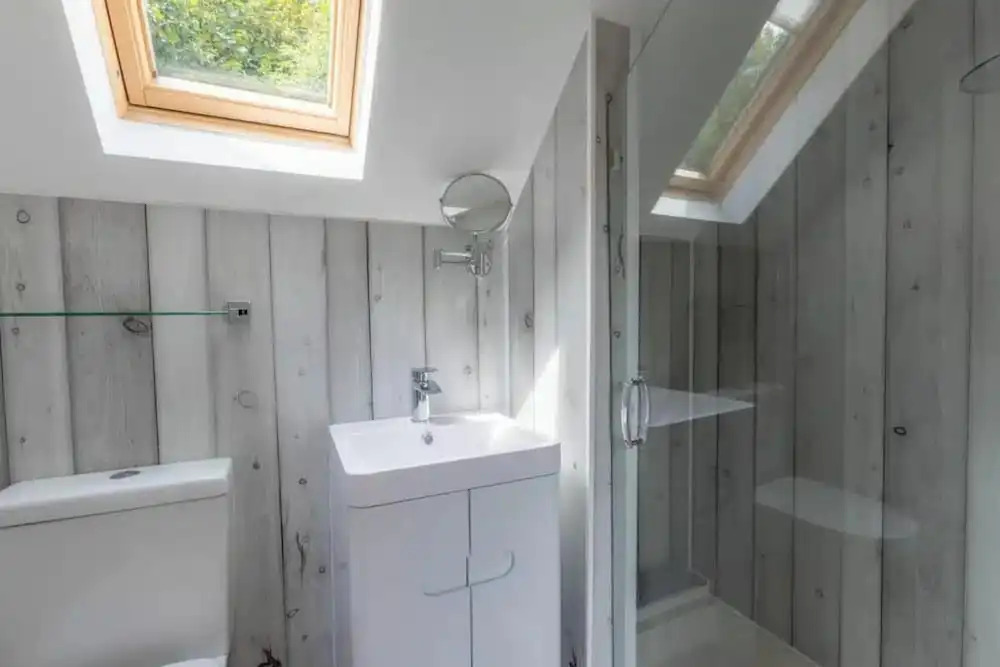 2 Bedrooms, Overlooking Little Petherick Creek