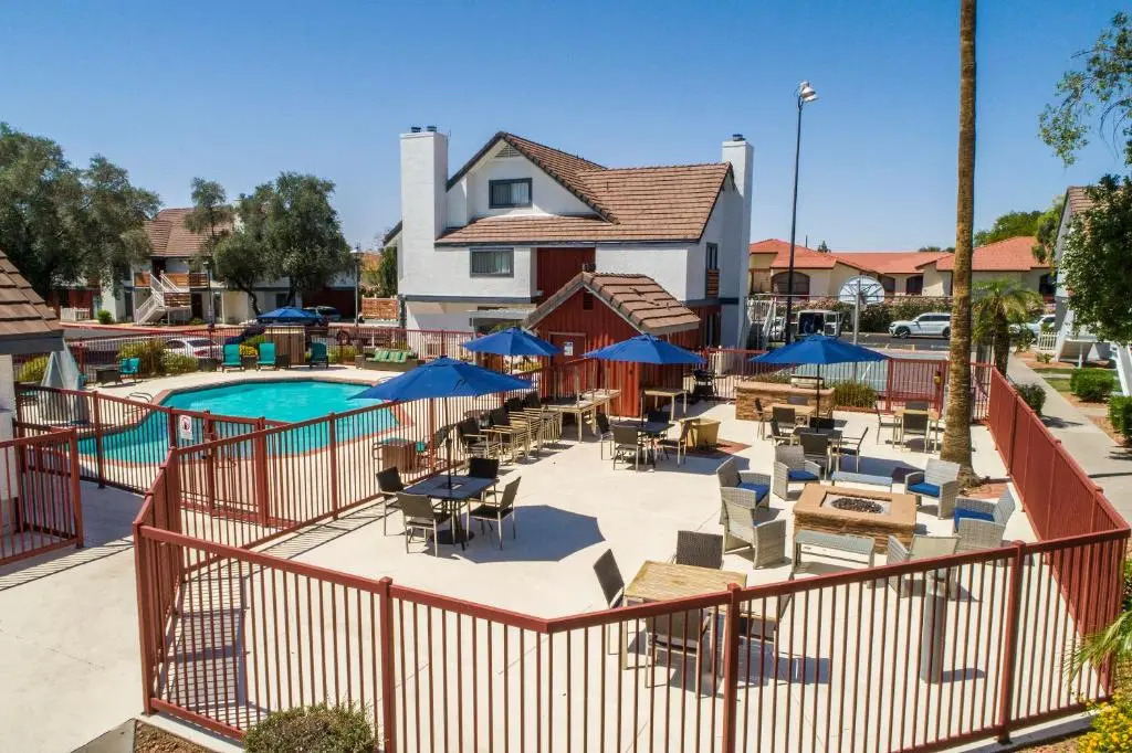 Metro PHX Upstairs 2bd sleeps 6 heated pool PETS ALLOWED