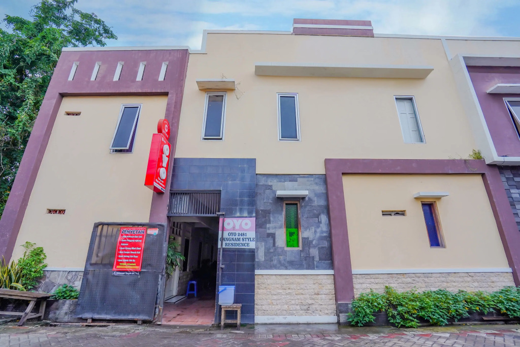 Gangnam Style Residence Mitra RedDoorz near MERR Surabaya