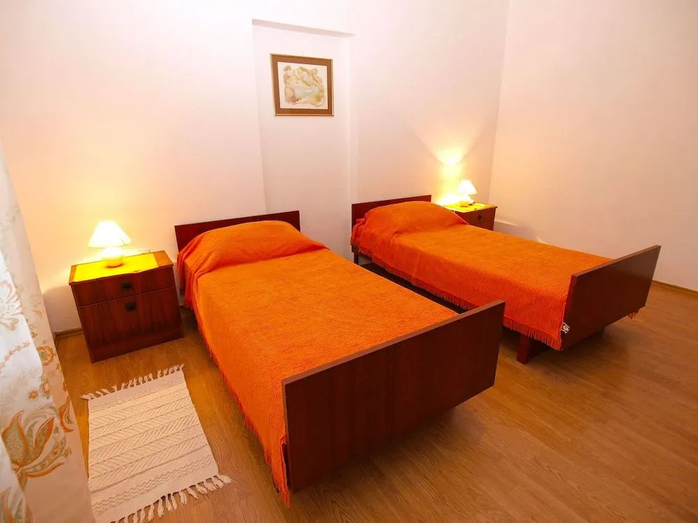 Apartment 977