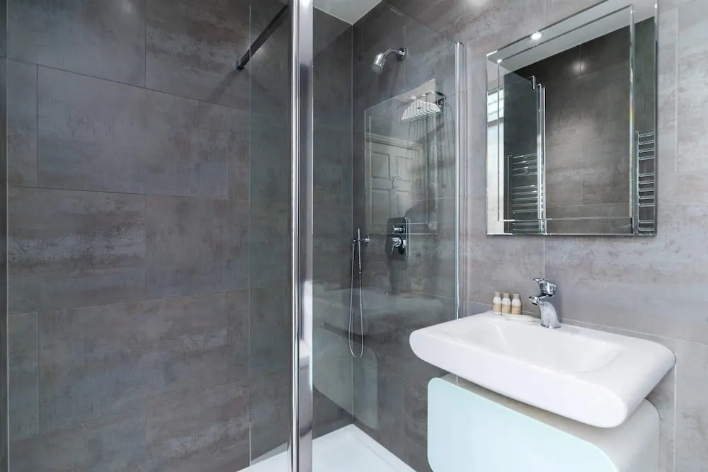 Luxury 2BR Flat in Knightsbridge W/patio, 4 Guests