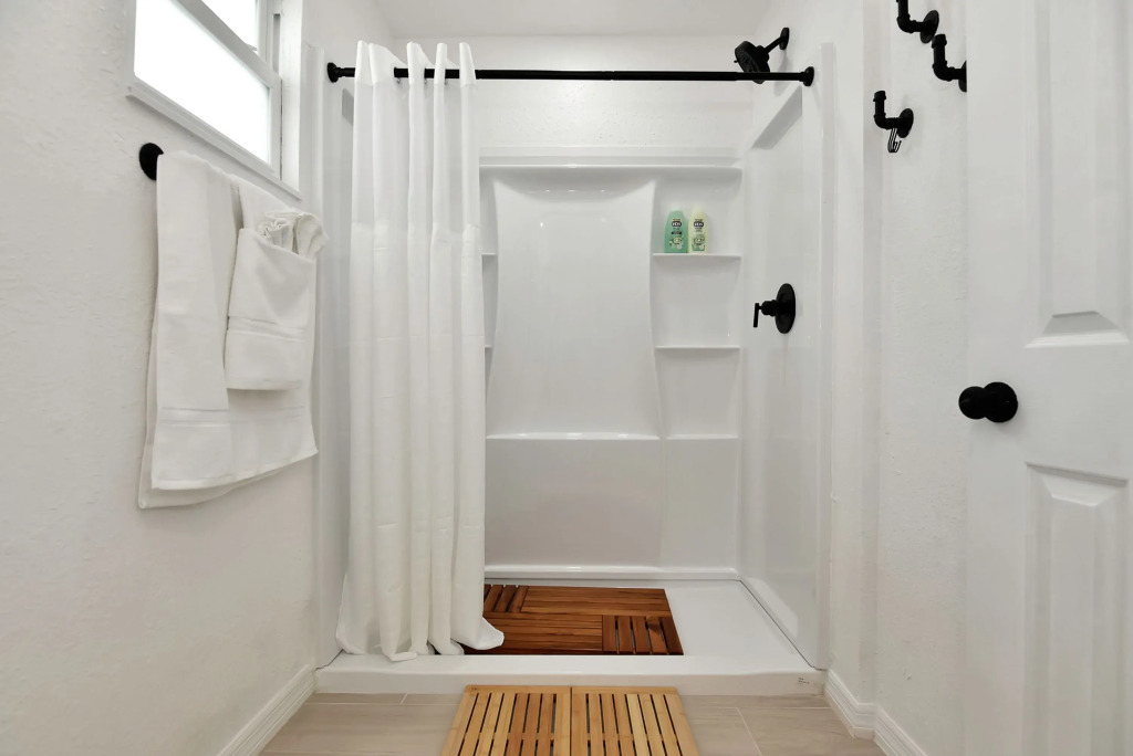 Studio Suite Queen bed Kitchen Walk in Shower 1