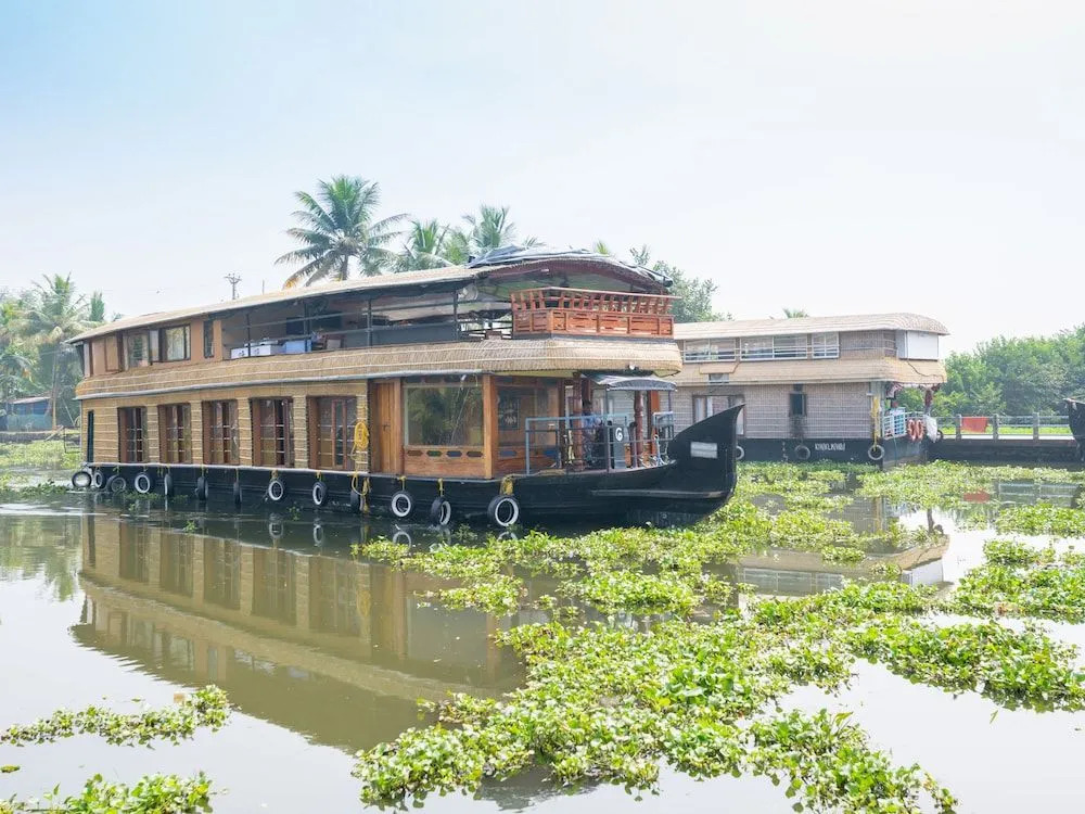 Oyo 24920 Indraprastha Royal Castle Sharing Houseboat