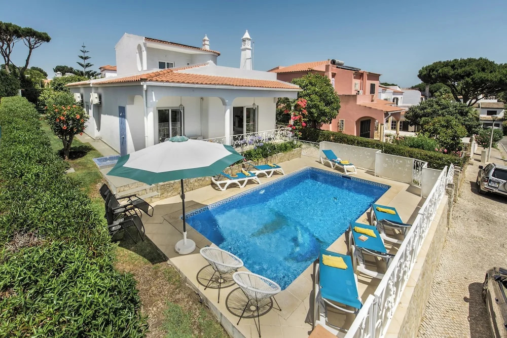 Charming Villa With Private Pool in Vibrant Vilamoura, Free AC and Wifi