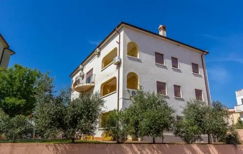 Amazing Apartment in Liznjan With Outdoor Swimming Pool, Wifi and 2 Bedrooms