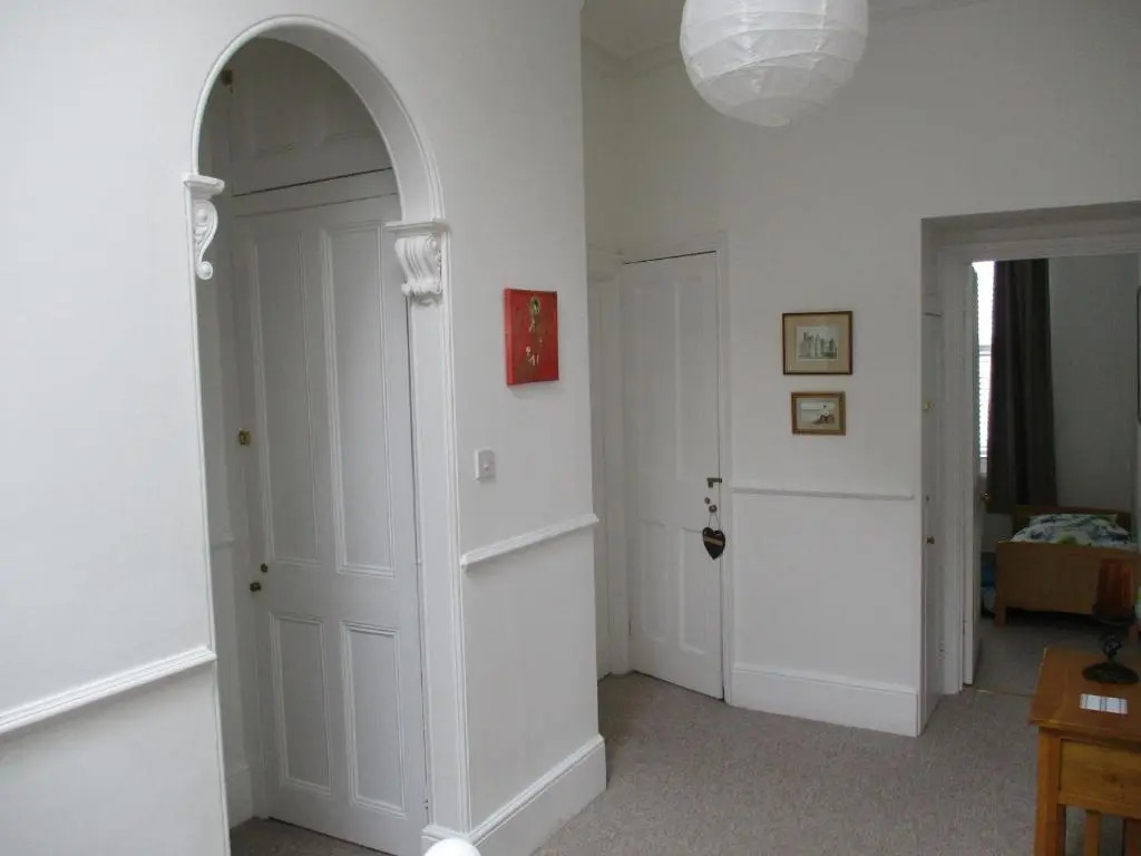 3 Bed Flat - Sleeps 5 - Garden - Parking - Wifi