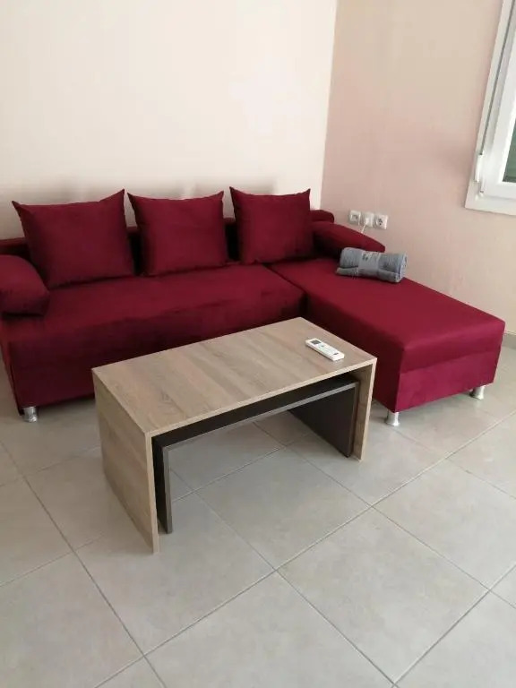 2020 renovated, sunny apartment with yard/garden