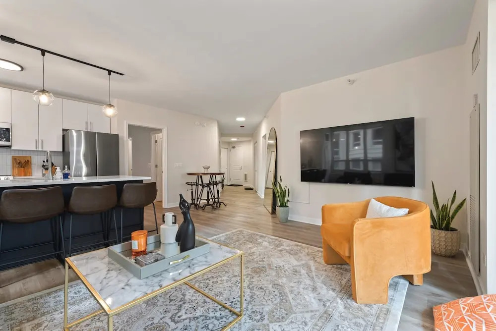 Near Riverwalk 2BR Private Balcony Downtown