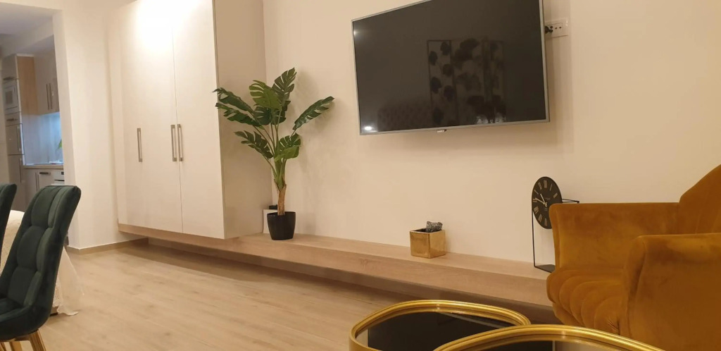 Golden Studio - private parking
