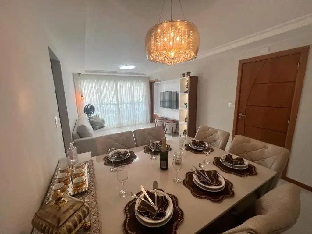 Magnífico APARTAMENTO de Charme - 3 quartos AR CONDICIONADOS SPLIT - Beira Mar, 2 banheiros, 2 Vagas Garagem, 4 Varandas, 2 Elevadores, Redes para Descanso, Wi-Fi, Air Fryer, Disney Plus, HBO Max, Cadeiras de Praia e Caixa Térmica